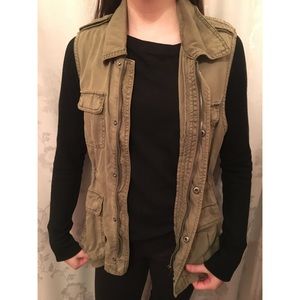 AE zip up army vest
